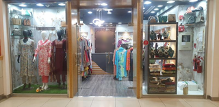 For Sale: Ladies boutique located inside a mall receiving 50-70 customers daily.