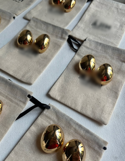 Established fashion jewelry eCommerce brand with 1,500 customers and streamlined operations for sale.