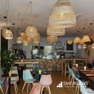 Fully furnished and renovated coffee shop in prime Cascais Marina location with complete plant-based menu.