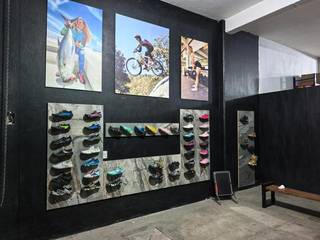 Mexican footwear brand specialized in durable, quick-drying shoes for water and outdoor activities, seeks investment.