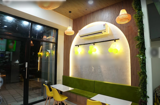 Fast-growing international smoothie franchise cafe in Thane with strong online delivery and repeat customer demand.