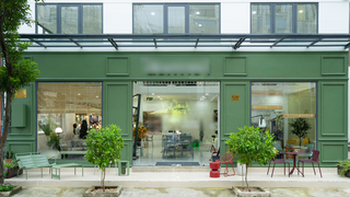 Furniture store specializing in outdoor spaces for private consumers and businesses serving 30-40 customers/month.