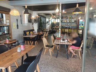 For sale: 24/7 pizza and coffee restaurant with takeaway and dine-in capacity for 100.