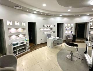 Women's beauty salon in Abu Dhabi for full sale: prime location and skilled staff.