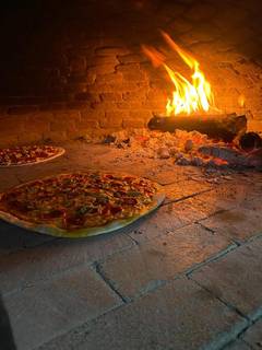 8-year-old Italian restaurant in Panama, serving artisanal woodfired pizzas and many other fast food options.