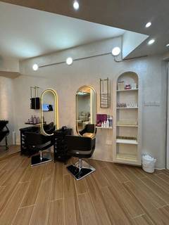 For-sale: Abu Dhabi-based beauty salon in, prime location, 10-15 daily customers, AED 300 average spending.