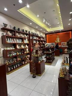 Profitable Dubai mall trading company for crystals and décor, 30–40 daily orders, seeking growth investment.