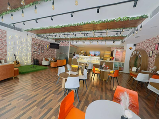 For sale: Franchisee bakery with 40-seat capacity and 10–15 daily walk-in customers and 5/5 Google-rating.