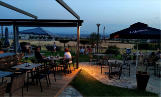 Unique location café bar/bistro for sale, offering Italian cuisine/cocktails/live concerts, and private event hosting.