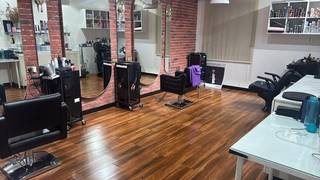 Fully operational ladies beauty salon in Muscat with established services and steady client base.