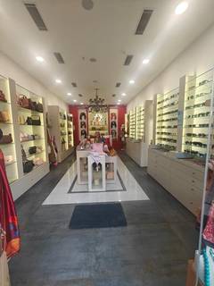 Premium fashion brand in Gurugram mall with strong influencer backing and high daily walk-ins.