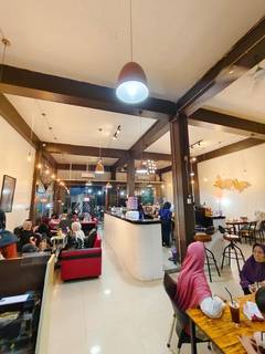 Well-established travel agency with car rental and tourism services with IDR 200-500 million monthly revenue.