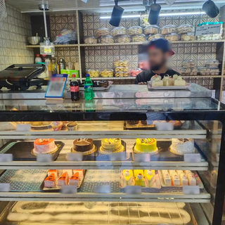 Well-known cafe and bakery receiving 20+ daily footfall seeks investment to expand into a restaurant.