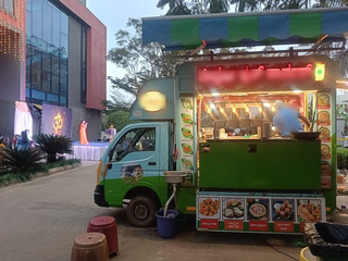 Food truck serving 50+ daily customers, with 30% sales through online delivery channels.