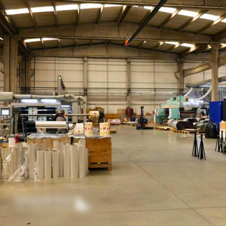 Business specialized in manufacturing flexible packaging and self-adhesive labels with a 300-ton monthly capacity.