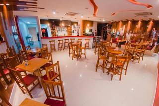 Coffee bar located in a gastronomic spot in Fortaleza serving American food and hosting events.