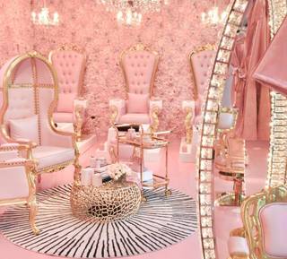 For sale: Women’s beauty salon featuring aesthetic interiors and 130+ loyal monthly clients.