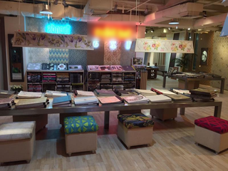 Retail wallpaper and laminate flooring business with 100+ customers and global suppliers, seeks investment.