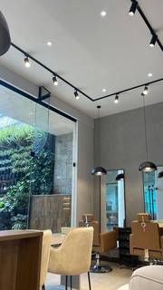 Premium beauty salon in North Bogotá with loyal clientele, strong branding, offered for full sale.