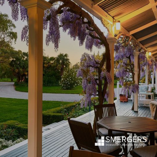 Resort with 5 luxurious rooms, vineyard, gardens in the wine region of New Zealand.