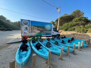 Kayak tour business with high ratings, experienced guides and pet travel allowance for full sale.