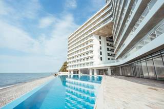Buy a prime beachfront casino space with diverse amenities and an area of 3,357 sqft.
