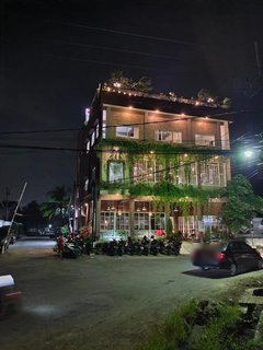 For sale: cafe with 180 seats, 60+ daily orders, and potential to add eight hotel-rooms.