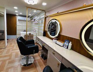 Full sale opportunity for a popular unisex beauty salon with a loyal clientele in Noida.