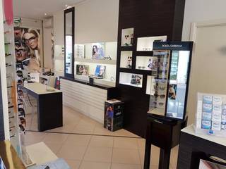 Optical Store having online and offline presence with 1,000 customers and operated by experienced owners.