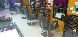 Conveniently located beauty salon business in Delhi that has been operational for 6+ years.