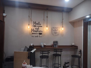Fast food restaurant with sitting capacity of 10, fulfilling 25-30 orders/day and significant online sales.