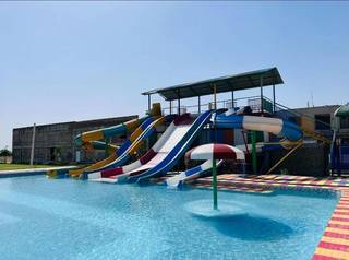 Water park with restaurant, attracting 500 daily visitors in summer, seeking investment to expand resort-rooms.