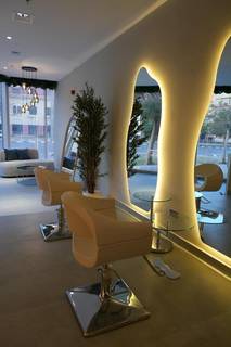 Ladies’ beauty salon in Dubai Healthcare City seeking a full sale with luxury fit-out.
