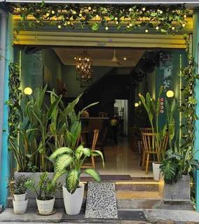 European cuisine restaurant near beach, 8 years profitable with loyal clientele and central location.