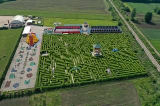 Investment Opportunity: Amusement park with 3,500 meter maze and capacity for 2,000 clients a day.