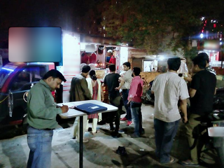 Food truck in Gorakhpur serving fast food to over 250 customers per day.