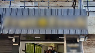 Fresh fruit juice shop offering juices, shakes, desserts, and more in a prime location.
