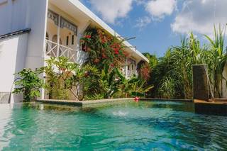 Retreat center on the coast of Jungutbatu Beach seeks investment partners.