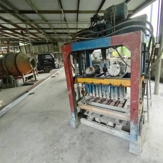 Construction materials business with 100-200 repeat clients seeks funding for advanced machinery to boost production.