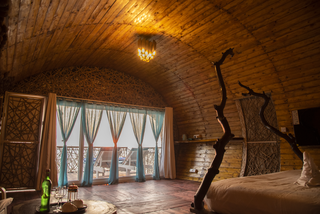Partial stake sale in a highly profitable high-end resort with cottages, restaurant and spa.