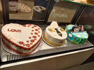 New cake shop with 500–600 monthly orders, strong online reviews, and FSSAI registration.