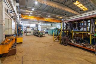 Industrial warehouse with a total plot of approximately 1,275 sqm and two 10-ton overhead cranes.