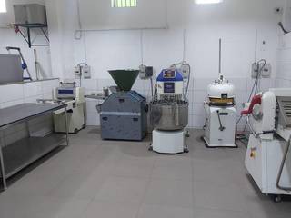 Industrial bakery and centralized hot kitchen with complete equipment seeks a partner.