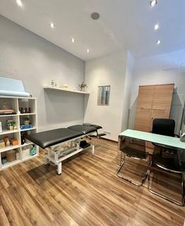 Physiotherapy clinic in Marbella offering osteopathy, exercise therapy, and Pilates with recurring client base.