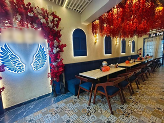 Restaurant in New Delhi for sale with established customer base and diverse fast food favorites.