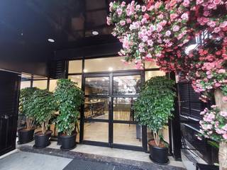 Established cafe for sale in high footfall area attracting 250 to 350 customers daily.
