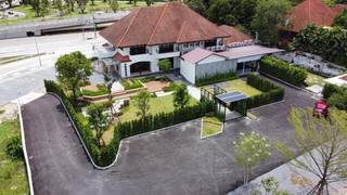 Bangkok-based 1,600 sqm commercial facility with kitchen, wellness, F&B, and clinic for sale.