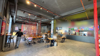 Fast-food chain featuring a diverse menu, producing 400 products and processing 200 orders daily.