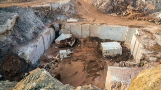 Licensed Oman marble quarry supplying raw marble blocks and industrial mineral deposits for full sale.