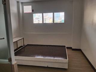 Company starting a low budget hotel with short time rates, 4 floors (27 rooms).